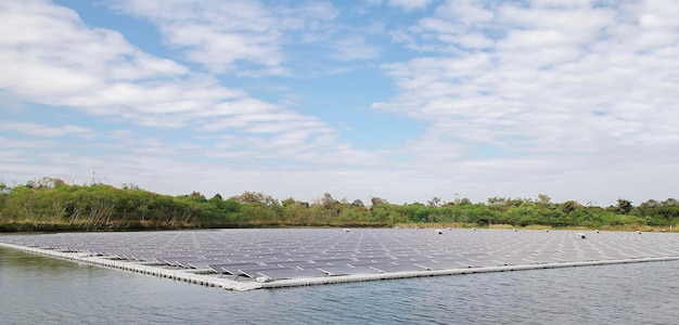 Concetto di energia pulita di centrali fotovoltaiche galleggianti