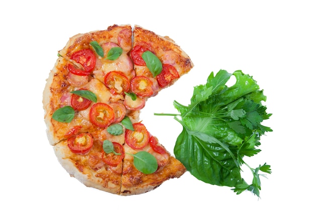 Concetto di equilibrio alimentare sano, pizza con pomodori e formaggio e parte di verdure verdi