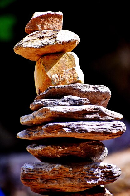 Concetto di equilibrio e benessere Closeup di pietre fluviali in equilibrio nel ruscello di montagna poco profondo