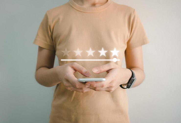 Concetto di esperienza del cliente soddisfatto cliente aziendale felice che utilizza lo smartphone la migliore recensione Servizio di alta qualità I più votati il punteggio più alto 5 stelle Social media molto buono