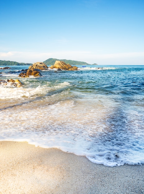 Concetto di estate, spiaggia di sabbia e mare blu