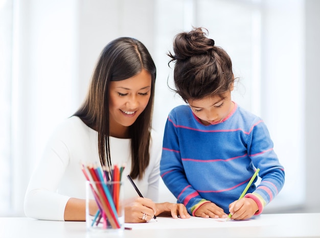 concetto di famiglia, bambini e persone felici - disegno di madre e figlia