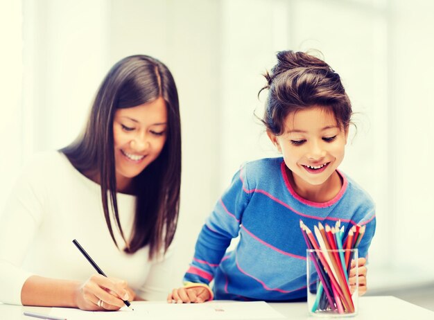 concetto di famiglia, bambini e persone felici - disegno di madre e figlia