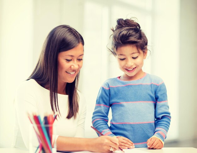 concetto di famiglia, bambini e persone felici - disegno di madre e figlia