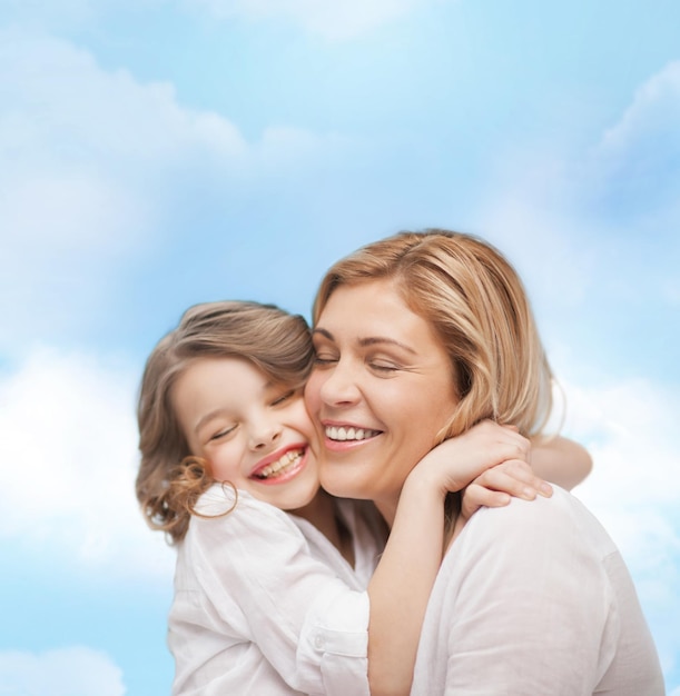 concetto di famiglia, bambino e felicità - abbracciare madre e figlia