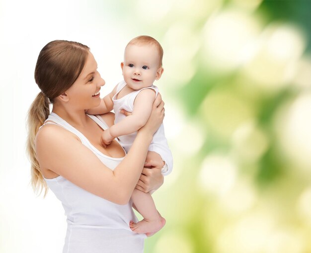 concetto di famiglia, bambino e felicità - madre felice con un bambino adorabile