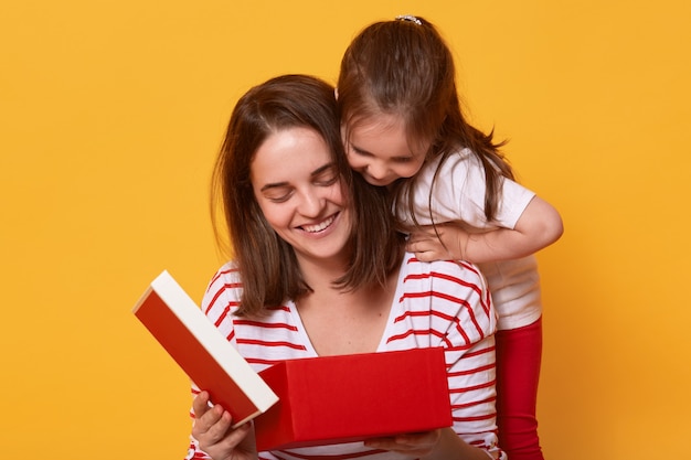 Concetto di famiglia, bambino, vacanze e festa della mamma.