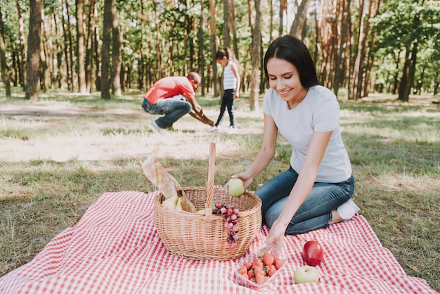 Concetto di famiglia multinazionale. Pronto per il picnic.