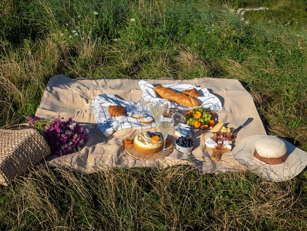 Concetto di fare un picnic in un parco cittadino durante le vacanze estive o nei fine settimana