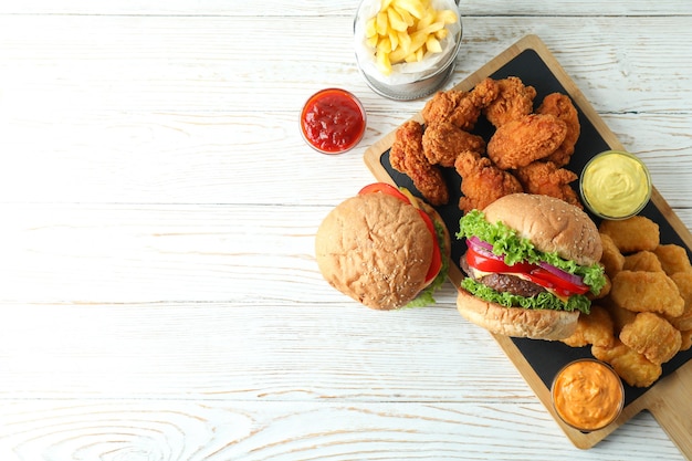 Concetto di fast food sul tavolo di legno bianco