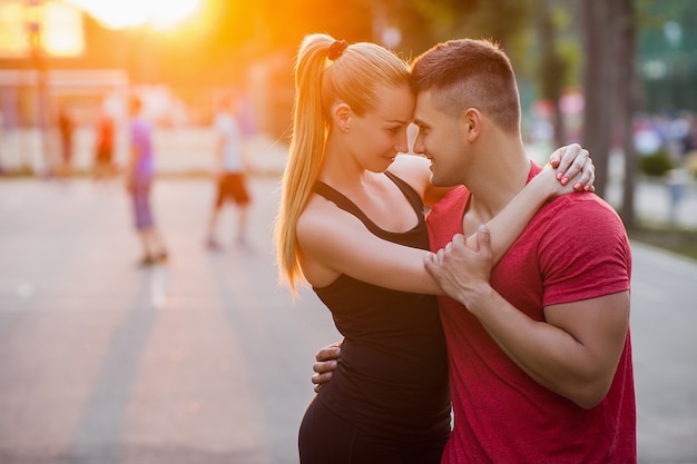 Concetto di felicità all'aperto delle coppie di amore della data romanza. insieme e tenerezza.