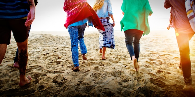 Concetto di felicità della spiaggia di estate di rilassamento di legame di amicizia