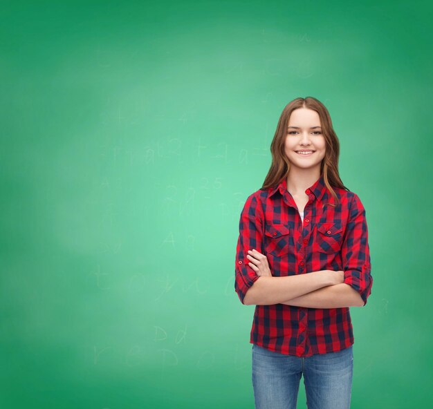 concetto di felicità e persone - giovane donna sorridente in abiti casual con le braccia incrociate