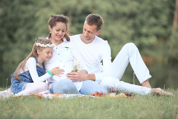 Concetto di felicità familiare madre incinta e padre felice a