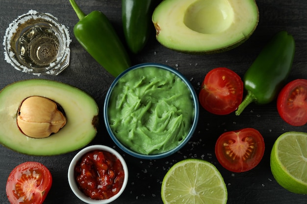 Concetto di festa con tequila, guacamole e patatine