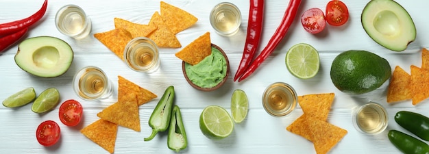 Concetto di festa con tequila, guacamole e patatine