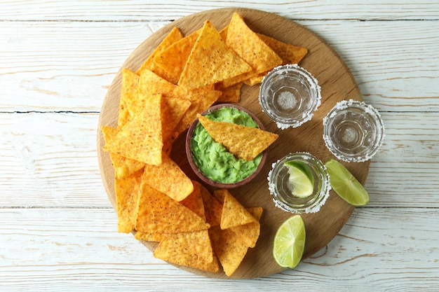 Concetto di festa con tequila, guacamole e patatine