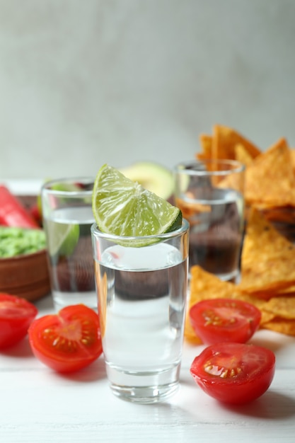 Concetto di festa con tequila, guacamole e patatine