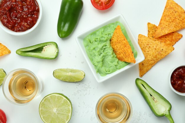 Concetto di festa con tequila, guacamole e patatine