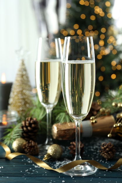 Concetto di festa di Capodanno con champagne sul tavolo di legno.