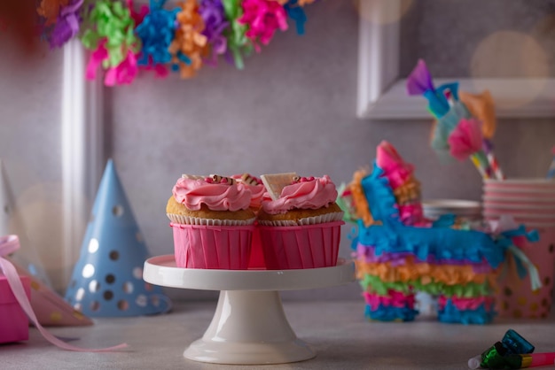 Concetto di festa di compleanno con cupcake