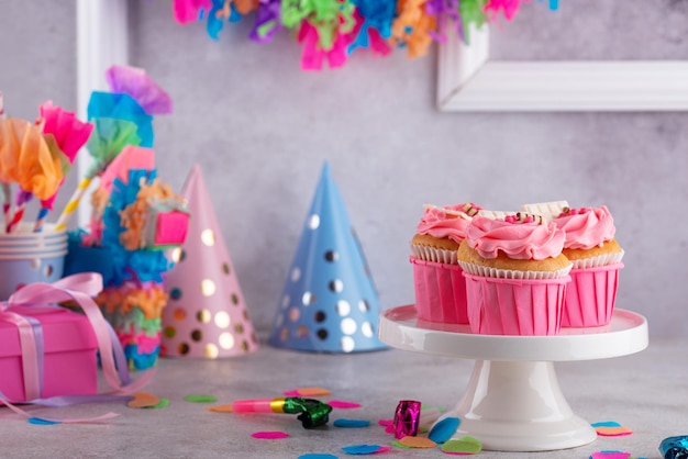 Concetto di festa di compleanno con cupcake