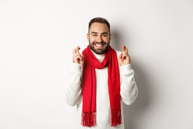 Concetto di festa e vacanze di Natale con bel giovane