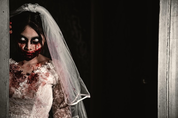 Concetto di festival di HalloweenDonna asiatica trucco viso fantasmaBride zombi charactorCarta da parati o poster di film horror