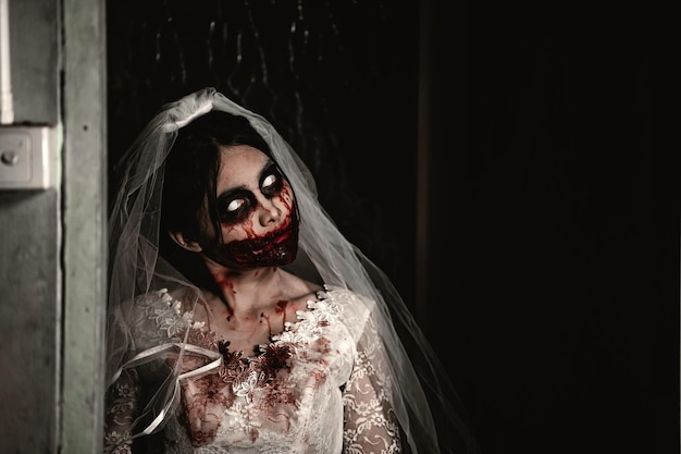 Concetto di festival di HalloweenDonna asiatica trucco viso fantasmaBride zombi charactorCarta da parati o poster di film horror