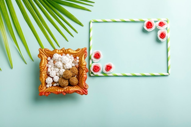 Concetto di festival indiano makar sankranti, aquilone colorato, corda e palla di semi di sesamo dolce.