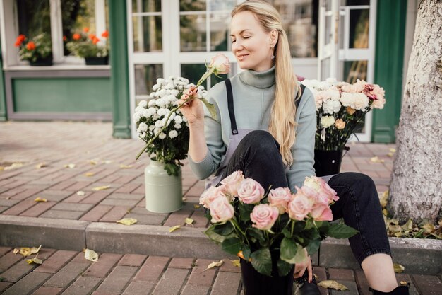 Concetto di fiorai. bouquet di bellissimi fiori. Colori primaverili. il lavoro del fioraio in un negozio di fiori