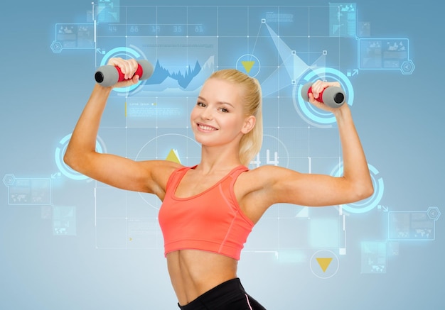 concetto di fitness, sport e dieta - sorridente bella donna sportiva con manubri