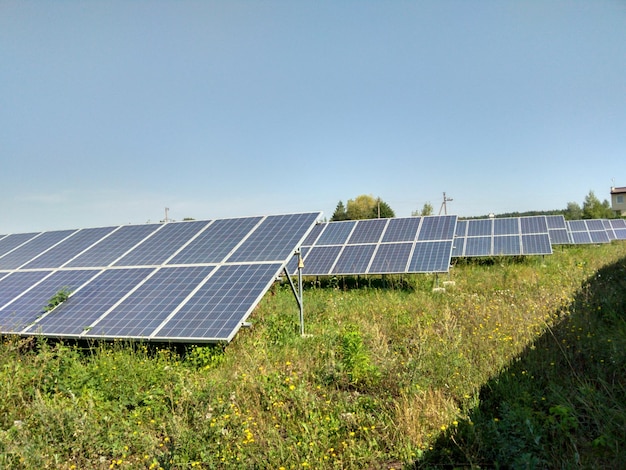 Concetto di fonte di elettricità alternativa fotovoltaica del pannello solare di risorse sostenibili