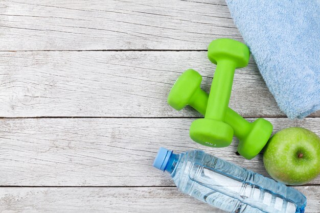 Concetto di forma fisica Dumbbells mela e acqua