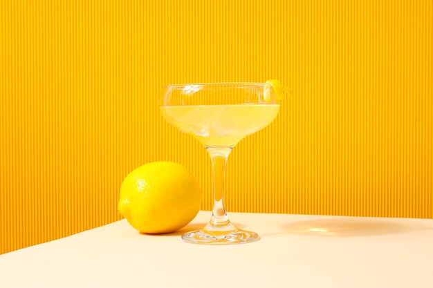 Concetto di fresca bevanda estiva Limoncello cocktail