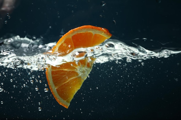 Concetto di freschezza fetta d'arancia in acqua limpida