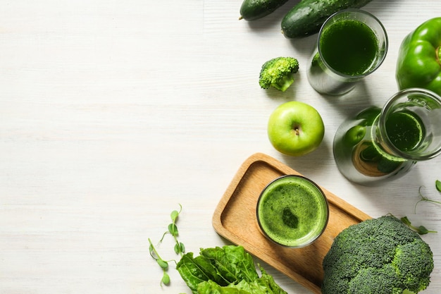 Concetto di frullato detox verde di alimentazione sana e stile di vita sano