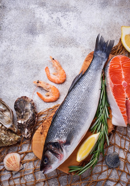 Concetto di frutti di mare Pesce, gamberetti e ostriche.