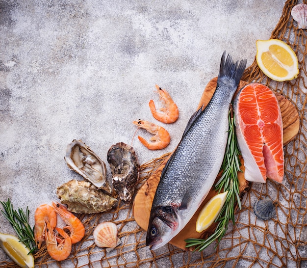 Concetto di frutti di mare Pesce, gamberetti e ostriche.