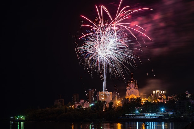 Concetto di fuochi d'artificio a khabarovsk felice anno nuovo