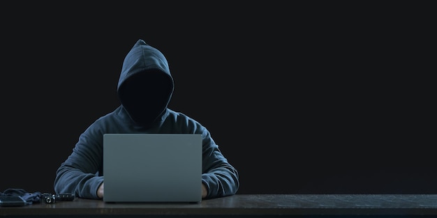 Concetto di furto di dati finanziari di grandi dimensioni Gli hacker di panorami anonimi stanno hackerando dati finanziari altamente protetti attraverso i computer