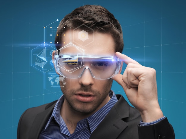 concetto di futuro, tecnologia, affari e persone - bell'uomo d'affari in occhiali virtuali