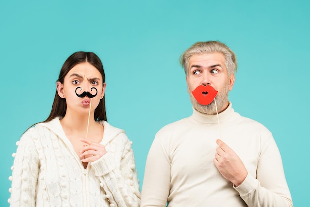 Concetto di genere icona del sesso femminile e maschile coppia divertente di donna con baffi e uomo con labbra rosse d