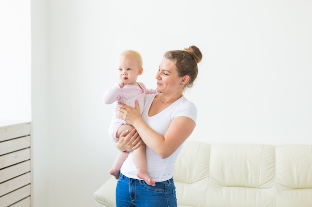 Concetto di genitori e bambini - Madre e il suo piccolo bambino a casa