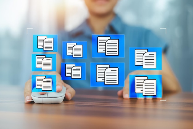 Concetto di gestione dei documenti con icone sullo schermo virtuale Gestione dei documenti del sistema di gestione dei documenti ERP su tecnologia cloud