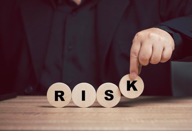 Concetto di gestione del rischio L'uomo mette la lettera rischio sul tavolo Gestione organizzativa Riduzione strategia soluzione investimento per il rischio Sicurezza economia finanza sotto controllo