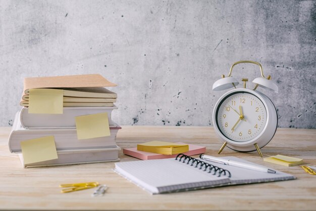 Concetto di gestione del tempo per ufficio e scuola Quaderni di libri con adesivi