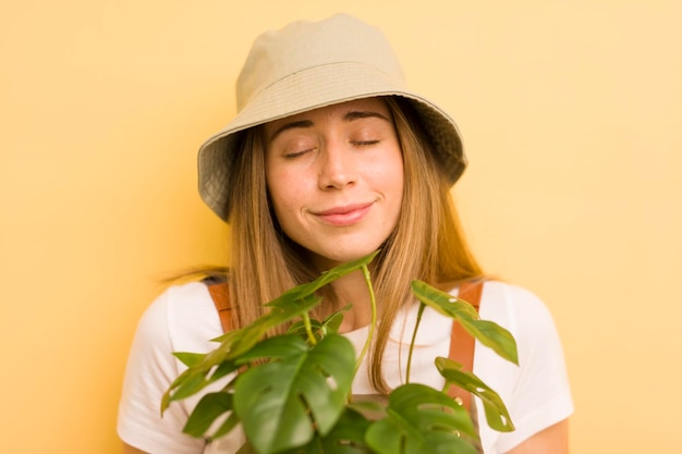 Concetto di giardiniere donna abbastanza bionda