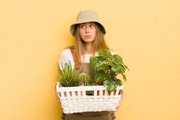 Concetto di giardiniere donna abbastanza bionda