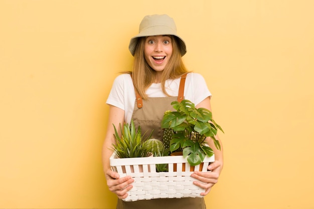 Concetto di giardiniere donna abbastanza bionda